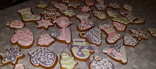 We decorate gingerbread cookies, cookies