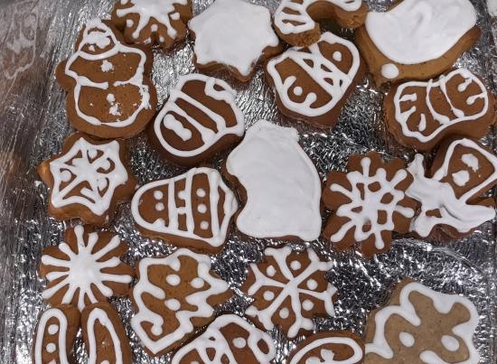 Pinalamutian namin ang cookies ng gingerbread, cookies