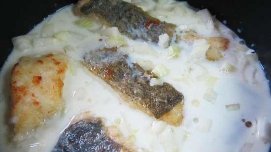 Pescado en salsa de leche y cebolla