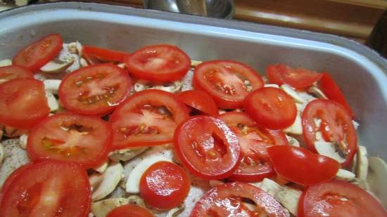 Pollo al forno con verdure, funghi e formaggio