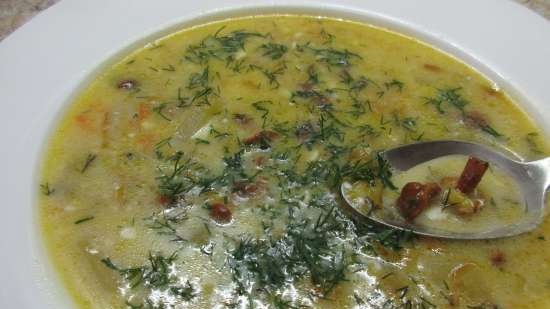 Cheese soup with chanterelles