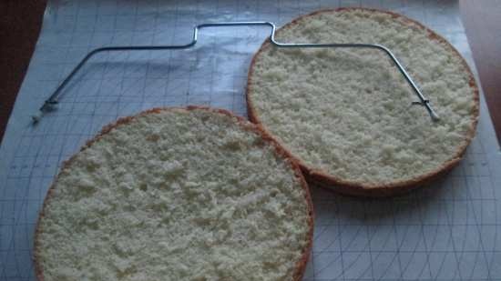 Tagliare il biscotto in torte e livellare la torta