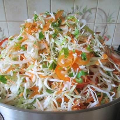 Ensalada Belotserkovsky en salsa de tomate (enrollado)