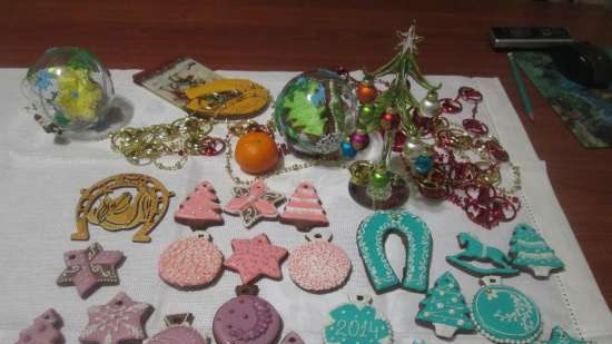 We decorate gingerbread cookies, cookies