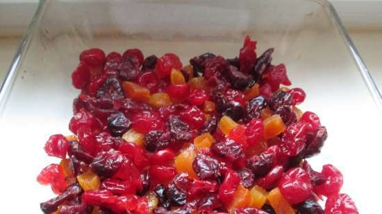 Taart met gedroogd fruit en appels in karamel