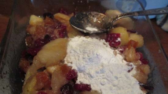 Taart met gedroogd fruit en appels in karamel