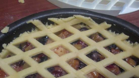 Taart met gedroogd fruit en appels in karamel