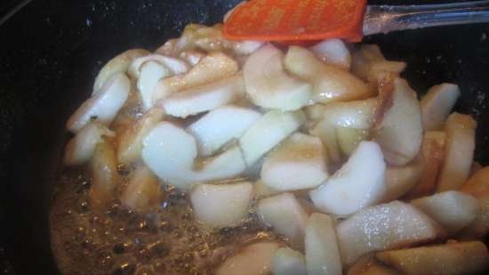 Tarta con frutos secos y manzanas en caramelo