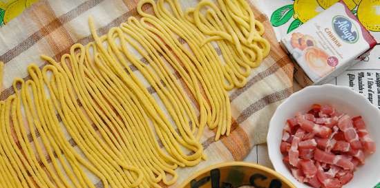 Tagliatelle fatte in casa, ravioli e tutto il necessario per prepararli