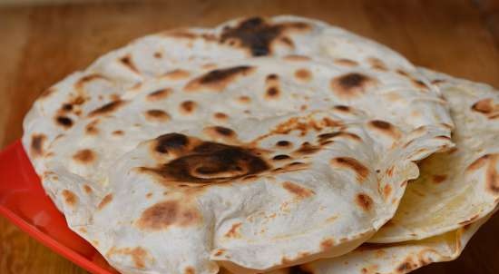 Flatbreads สำหรับอาหารจานหลักเช่นแกงกะหรี่เคบับเคบับคอฟต้า (อาหรับทอดกับเครื่องเทศ)