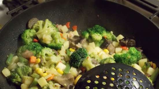 Funchoza con verdure e funghi e salsa Yakisoba