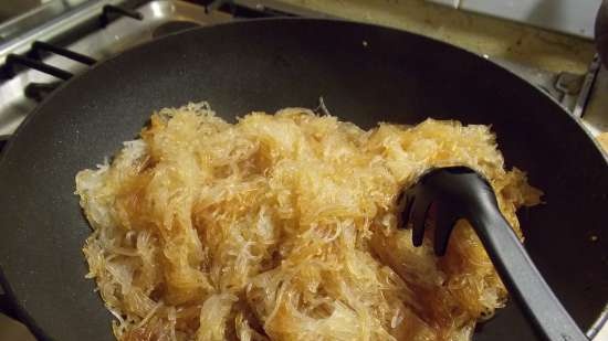 Funchoza med grønnsaker og sopp og Yakisoba-saus