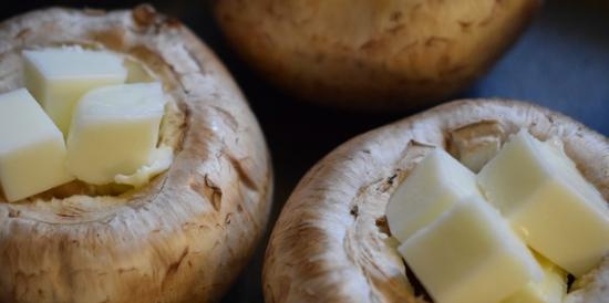 Champignons nướng với suluguni theo phong cách Georgia