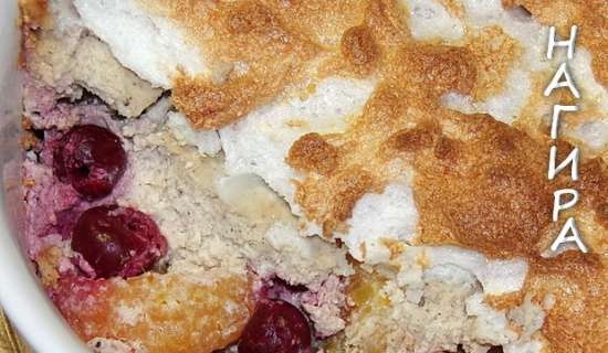 Casseruola di ricotta e banana con frutti di bosco