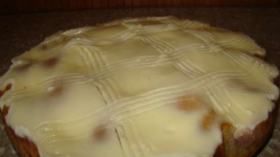 Pastel de ciruela con relleno de crema agria