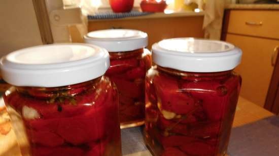 Zongedroogde tomaten in de oven in geurige olie (koken en inblikken)