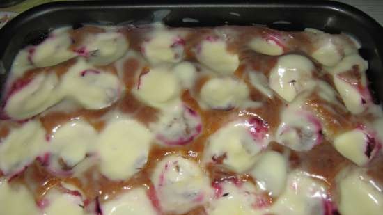 Pastel de ciruela con relleno de crema agria