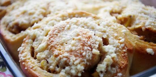 Apple Cinnabons พร้อม Streusel และกาแฟเคลือบ