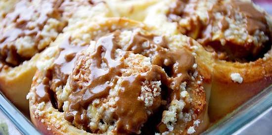 Cinabri di mele con Streusel e glassa al caffè