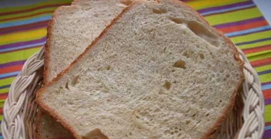 Pane di grano su bianco d'uovo in una macchina per il pane