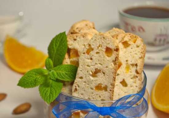 Biscotti de almendra y naranja sobre claras de huevo