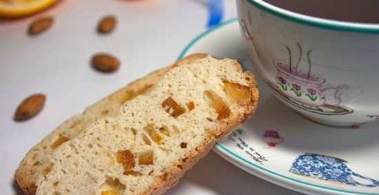 Biscotti de almendra y naranja sobre claras de huevo