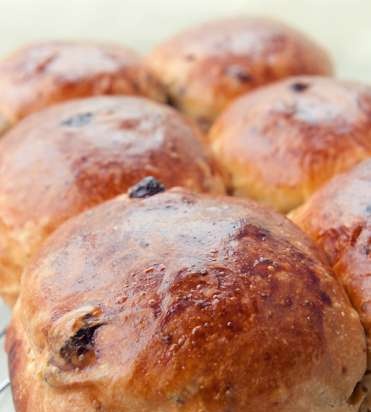 Bollos con pasas sobre masa