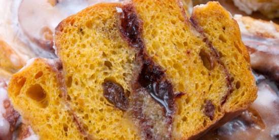 Pumpkin buns with raisins and cinnamon