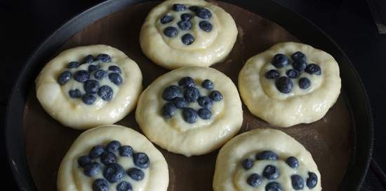 Buns with lemon and blueberries