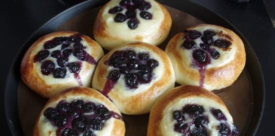 Buns with lemon and blueberries