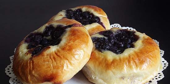 Buns with lemon and blueberries