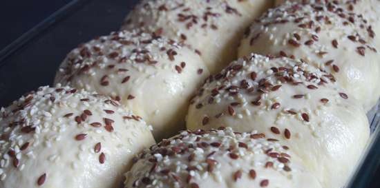 Rollitos de huevo sobre yemas hervidas