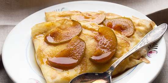 Pancakes with custard and caramelized pear