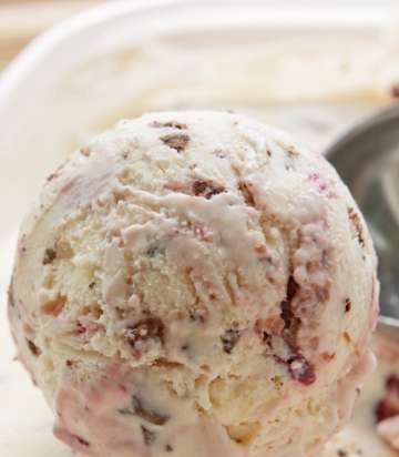 Helado cremoso de cereza con pepitas de chocolate (Heladera Marca 3812)