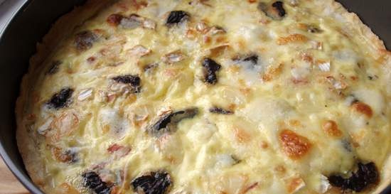 Quiche amb prunes prunes, cansalada i camembert