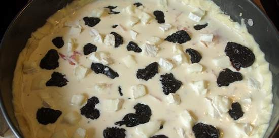 Quiche amb prunes prunes, cansalada i camembert