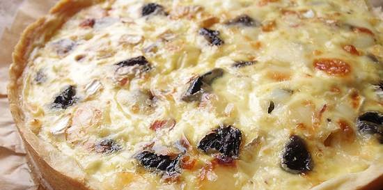 Quiche amb prunes prunes, cansalada i camembert