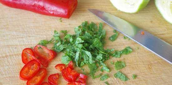 Spiedini di pollo marinati al miele e lime con menta e peperoncino