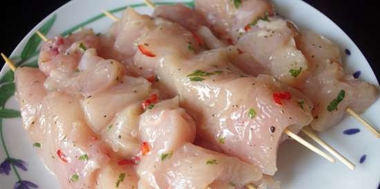 Mga skewer ng manok na may honey-lime marinade na may mint at sili