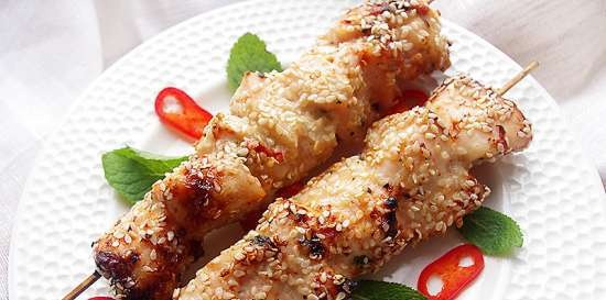 Chicken skewers in honey-lime marinade with mint and chili