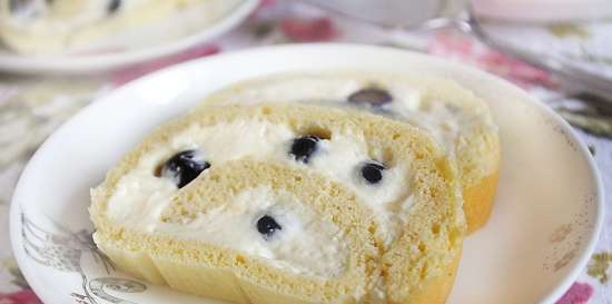 Lemon-blueberry roll