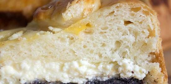 Pastel de levadura con relleno de cuajada de amapola