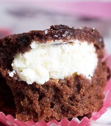 Muffin al cioccolato light con ripieno di ricotta