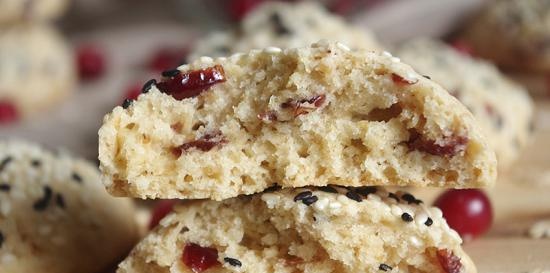 Havermoutkoekjes met veenbessen en sesamzaadjes