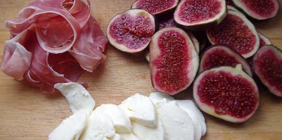 Pizza with figs and prosciutto