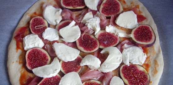 Pizza with figs and prosciutto