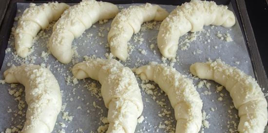 Butter bagels with streusel