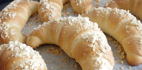 Butter bagels with streusel