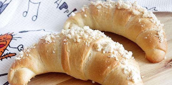 Butter bagels with streusel