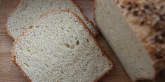 Pan de sándwich blando en una máquina de hacer pan